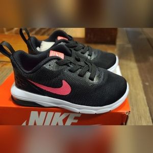 NWT Nike Air Max Motion 8c Pink/Black